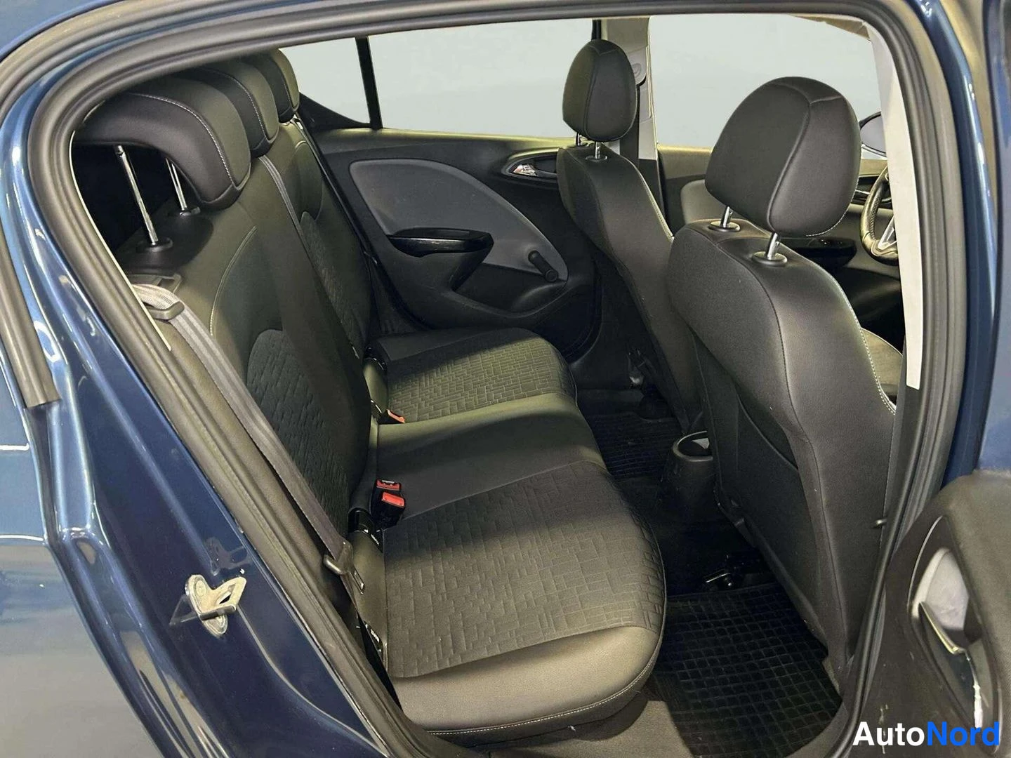 Sininen Opel Corsa 2015, takaistuimet, kuva 17