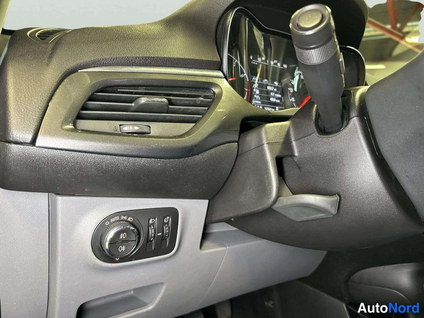Sininen Opel Corsa 2015, ohjaamo, kuva 12