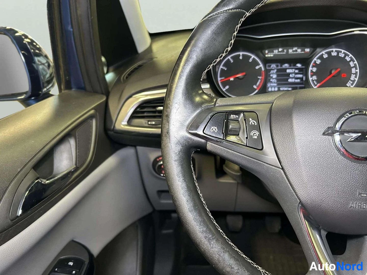 Sininen Opel Corsa 2015, yksityiskohta, kuva 19