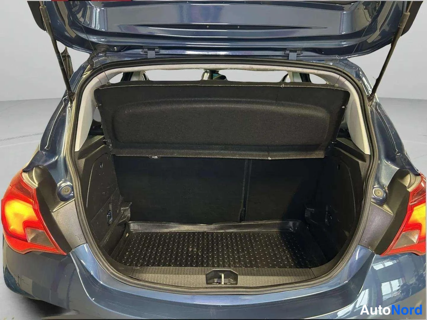 Sininen Opel Corsa 2015, tavaratila, kuva 18
