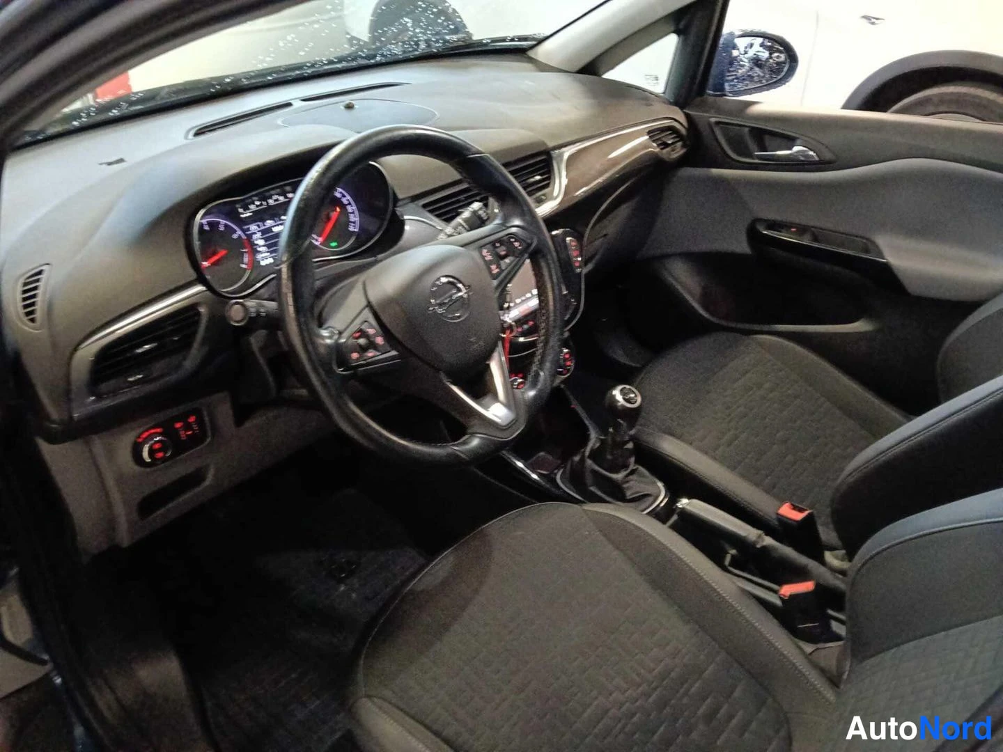Sininen Opel Corsa 2015, ohjaamo, kuva 4