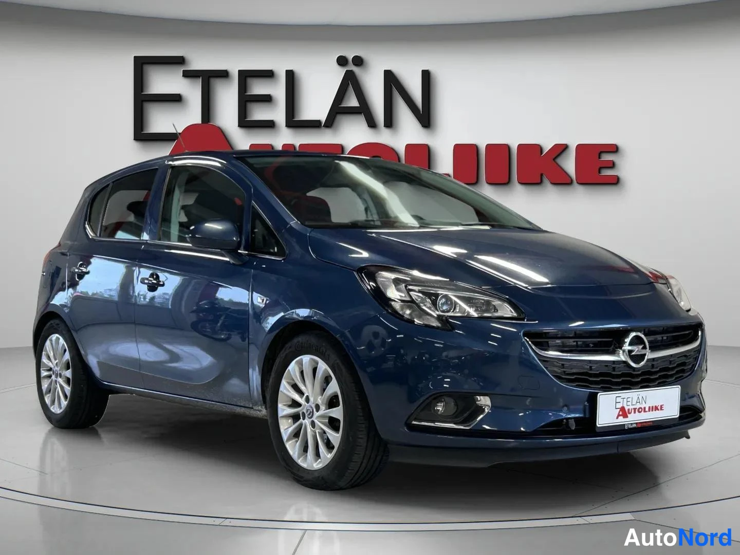 Sininen Opel Corsa 2015, etuviisto, keula oikealle, kuva 2