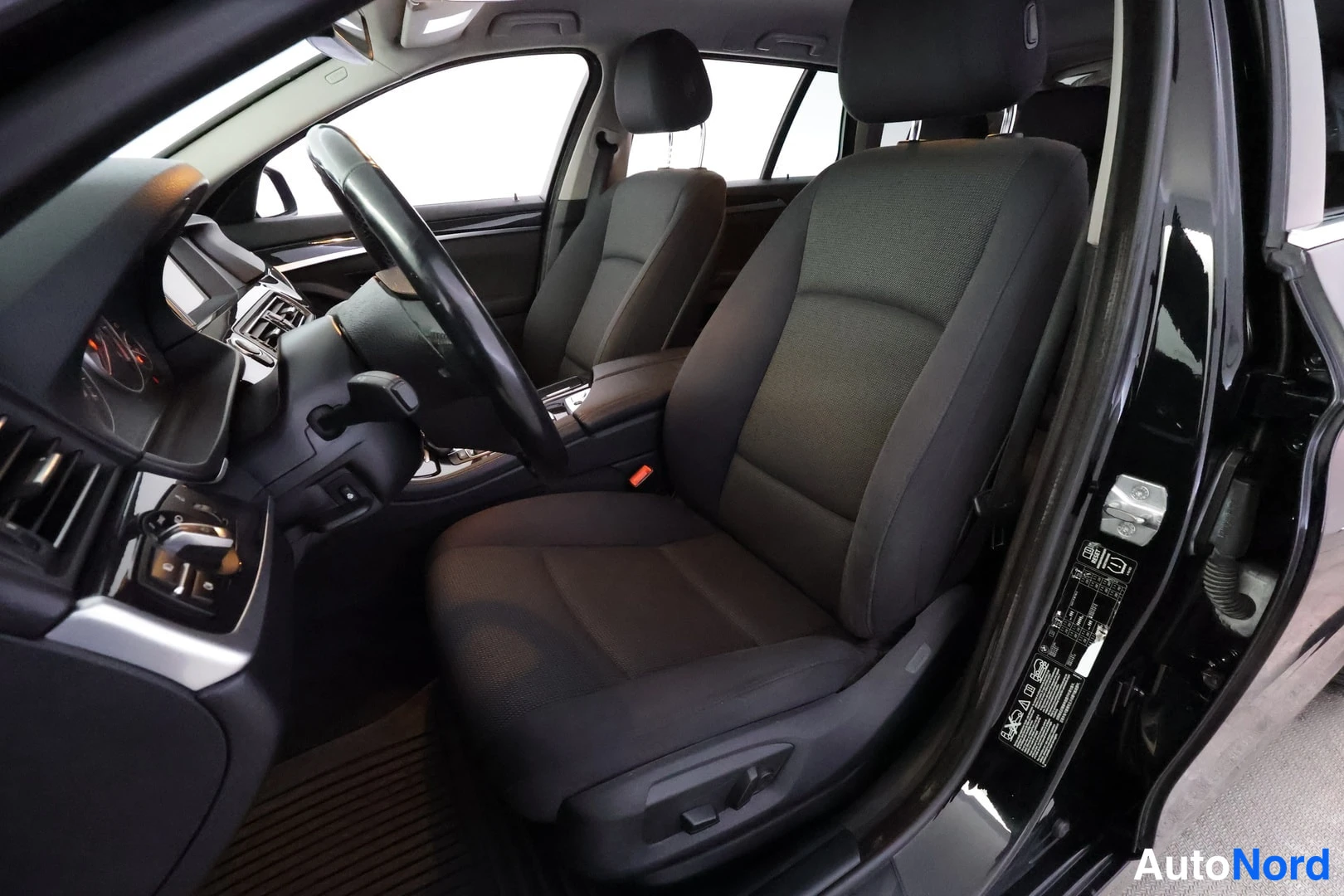 Musta BMW 520d xDrive 2013, etuistuimet, kuva 15