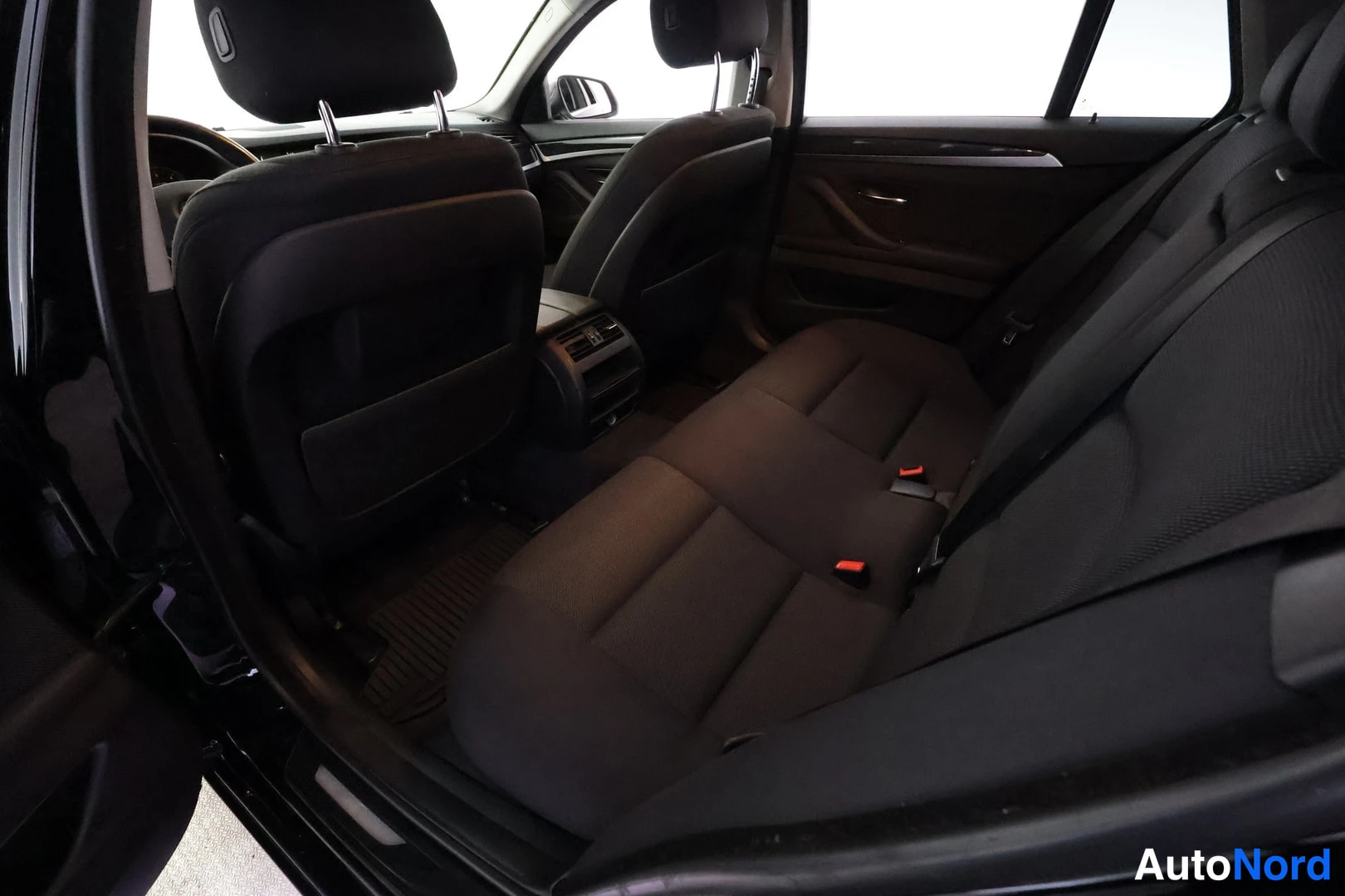 Musta BMW 520d xDrive 2013, takaistuimet, kuva 23