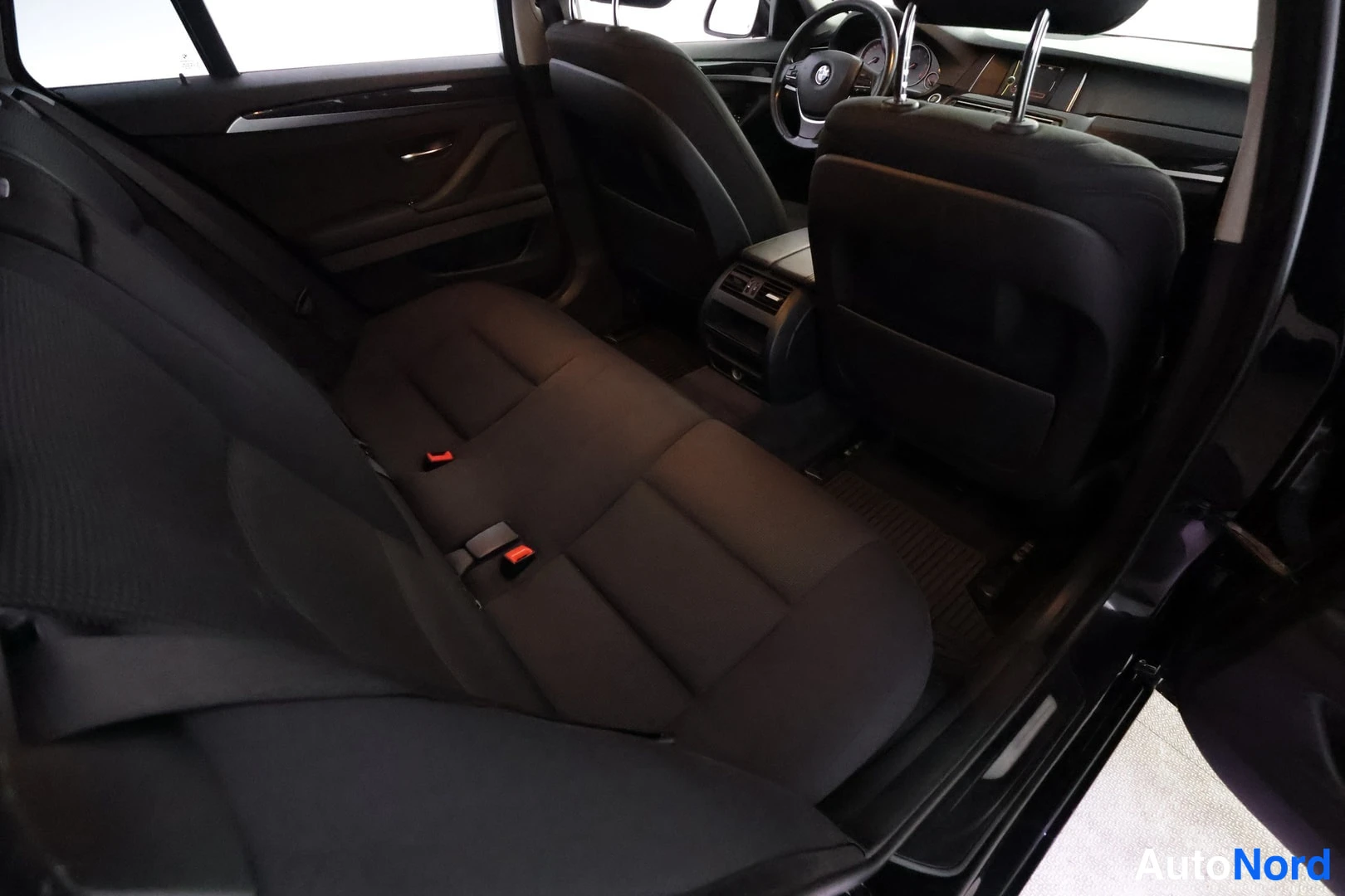 Musta BMW 520d xDrive 2013, takaistuimet, kuva 24