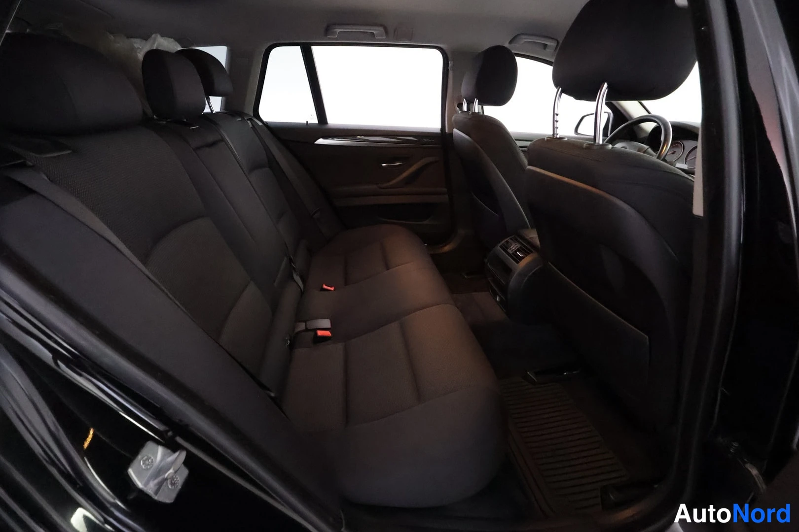 Musta BMW 520d xDrive 2013, takaistuimet, kuva 21
