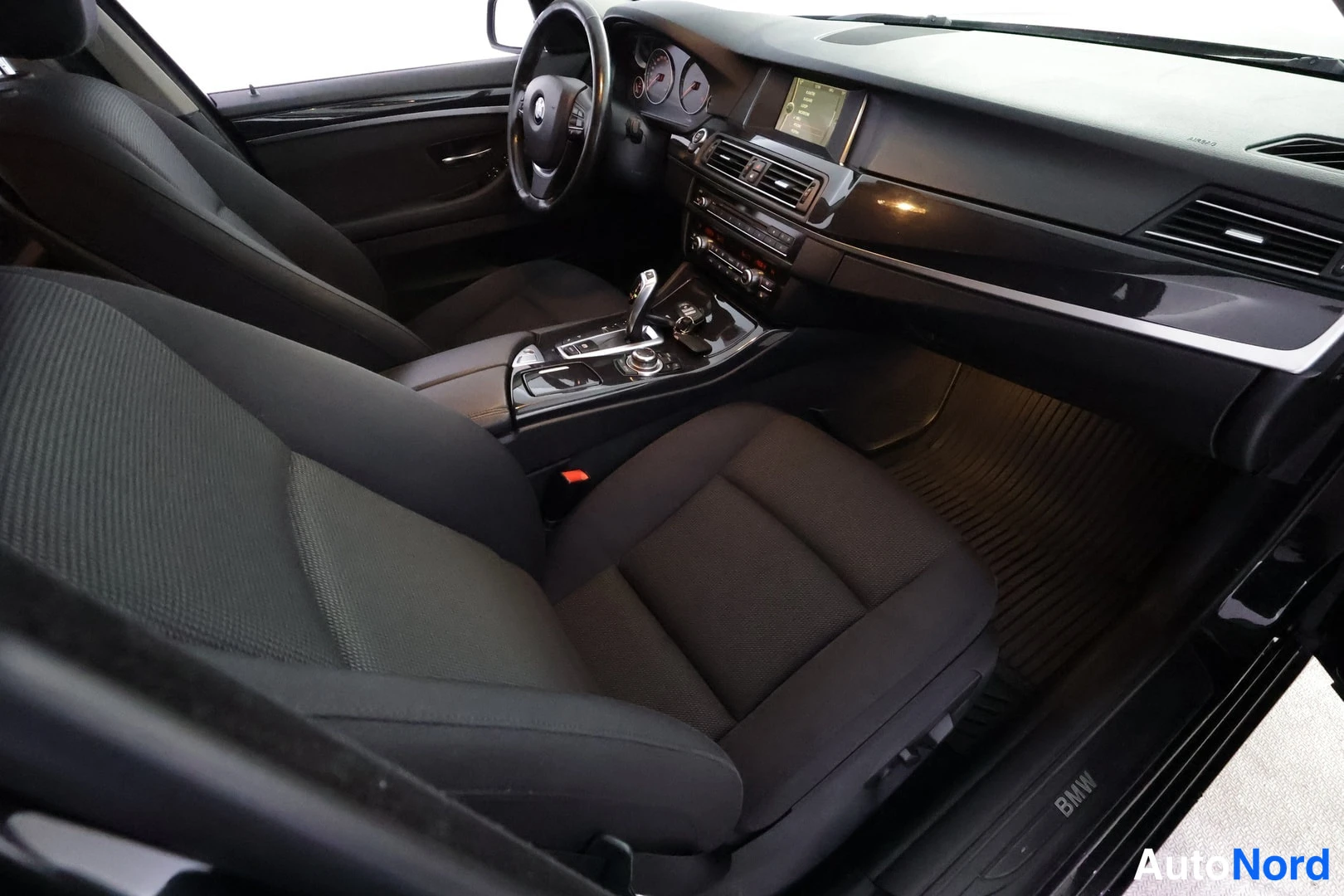 Musta BMW 520d xDrive 2013, etuistuimet, kuva 18