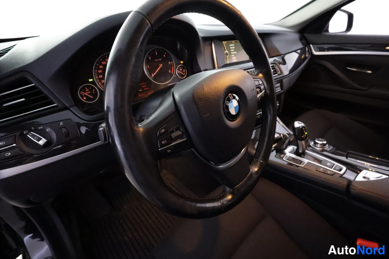 Musta BMW 520d xDrive 2013, ohjaamo, kuva 12