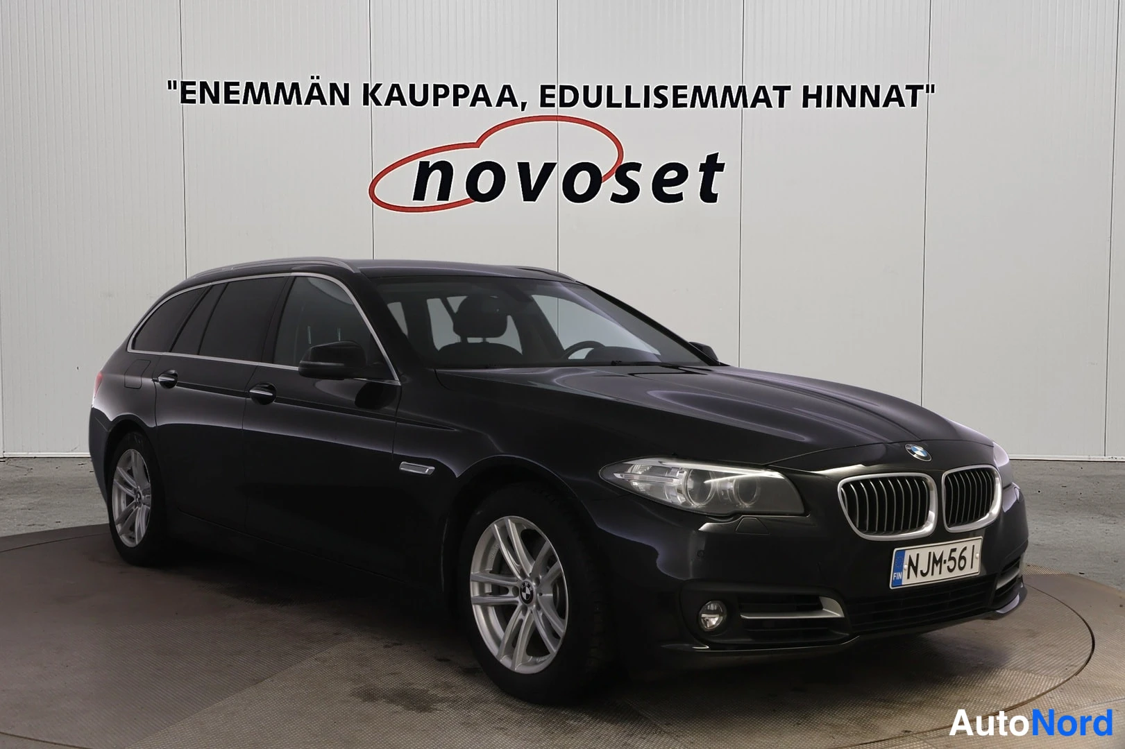 Musta BMW 520d xDrive 2013, etuviisto, keula oikealle, kuva 2