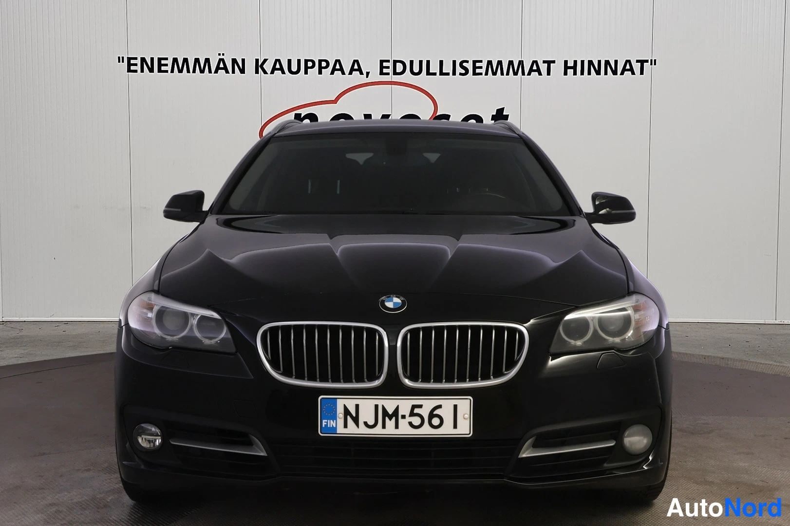 Musta BMW 520d xDrive 2013, edestä, kuva 3