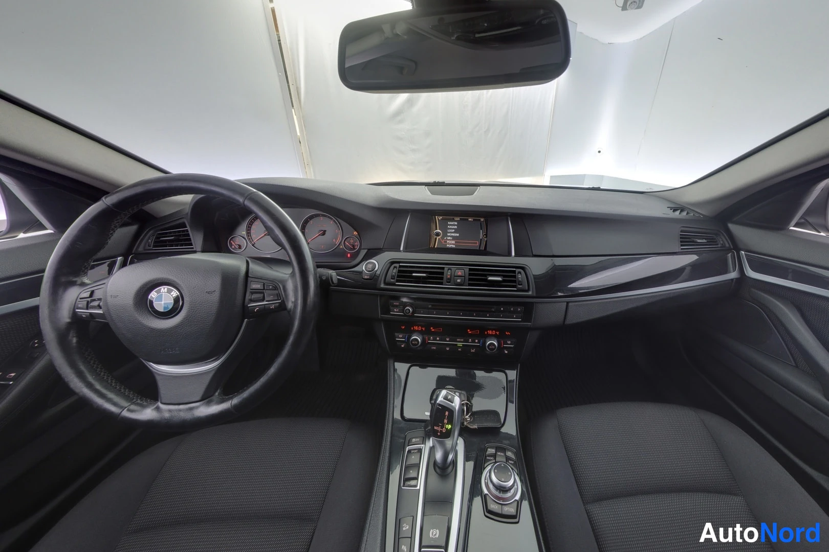 Musta BMW 520d xDrive 2013, ohjaamo, kuva 7