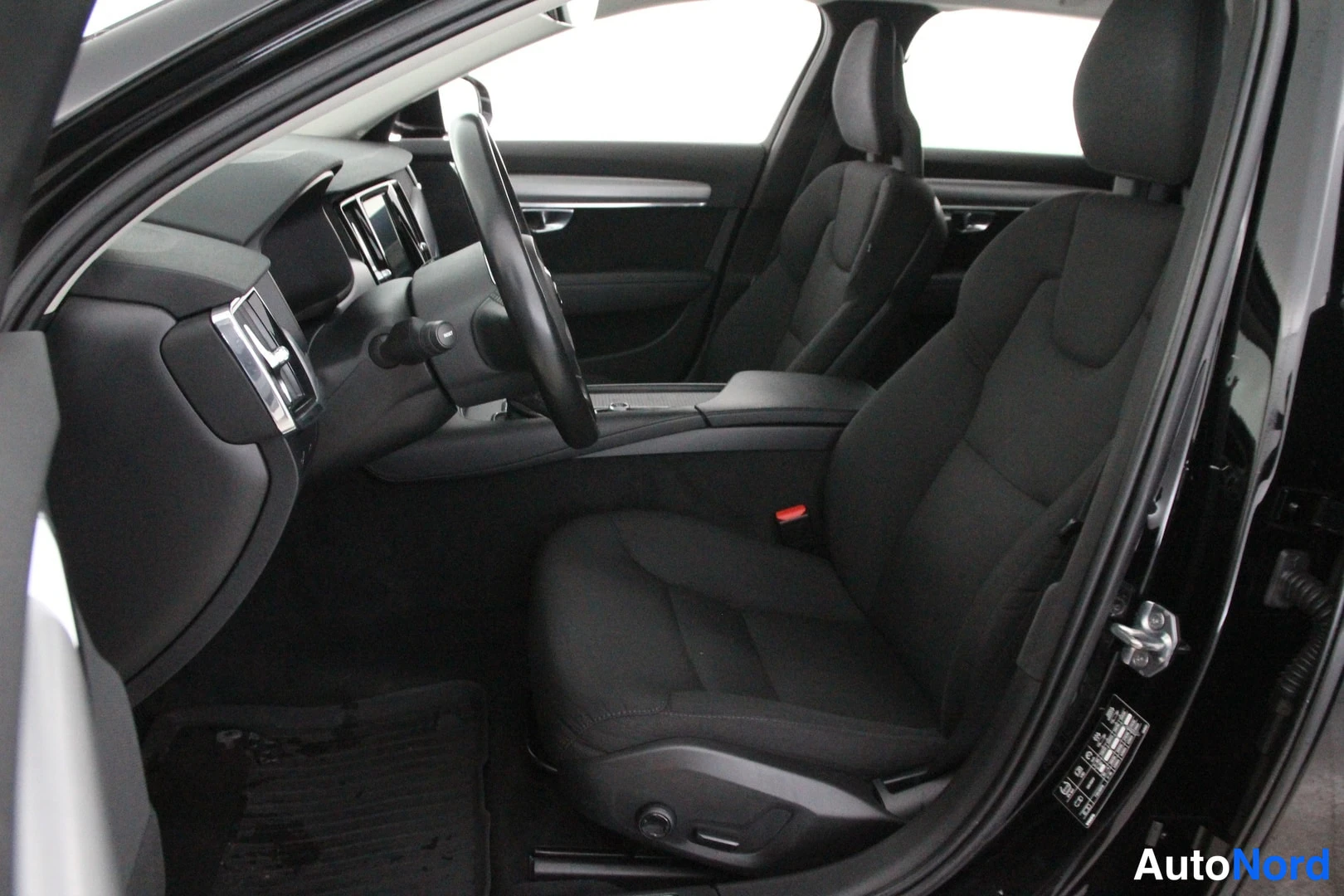 Musta Volvo V90 2018, etuistuimet, kuva 13