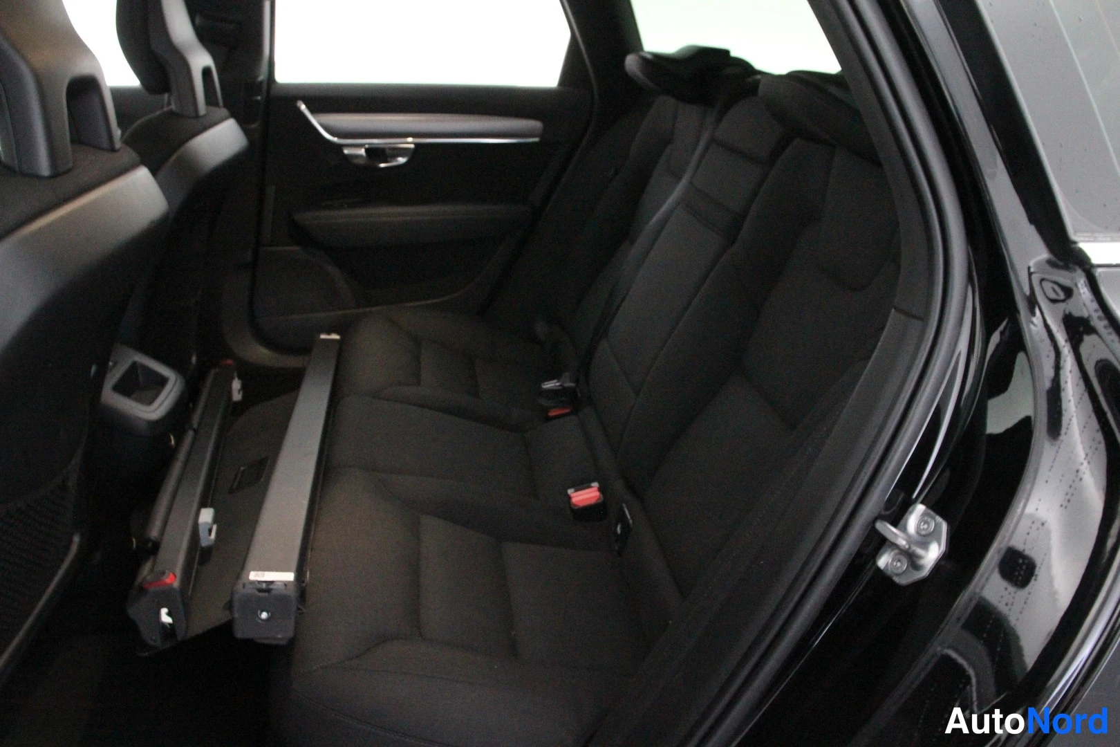 Musta Volvo V90 2018, takaistuimet, kuva 15