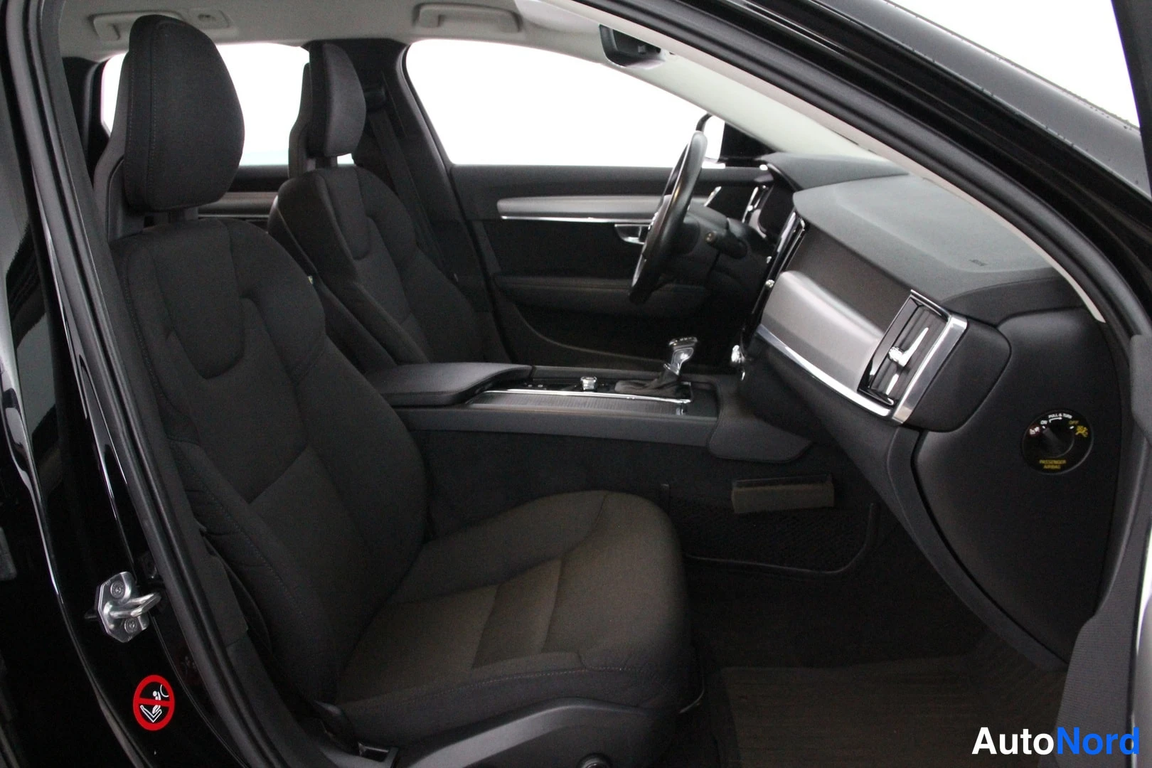 Musta Volvo V90 2018, etuistuimet, kuva 14