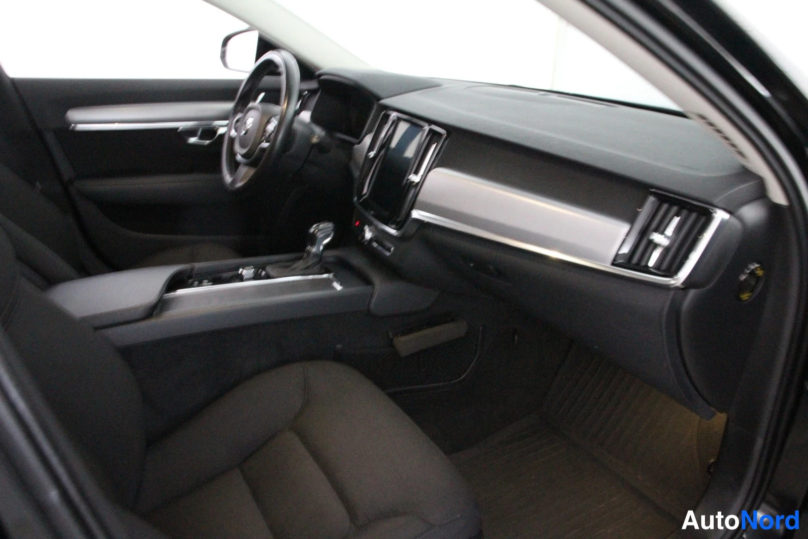 Musta Volvo V90 2018, ohjaamo, kuva 10