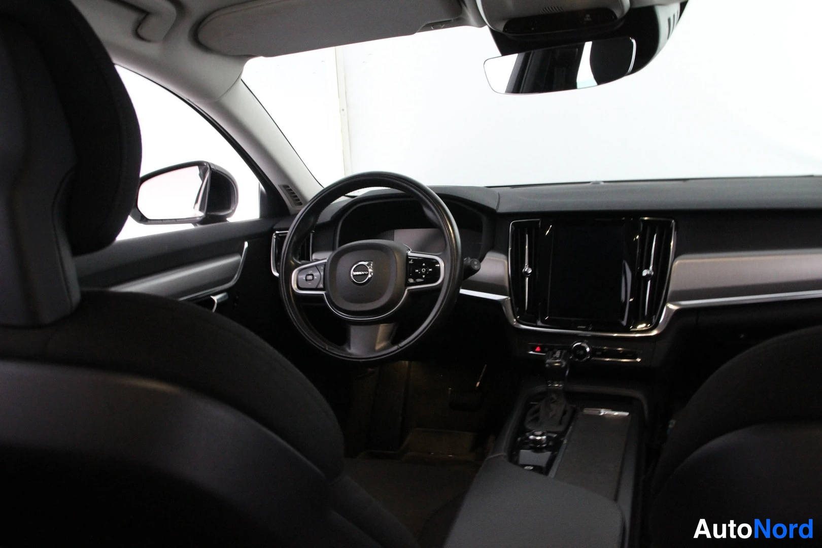 Musta Volvo V90 2018, ohjaamo, kuva 11