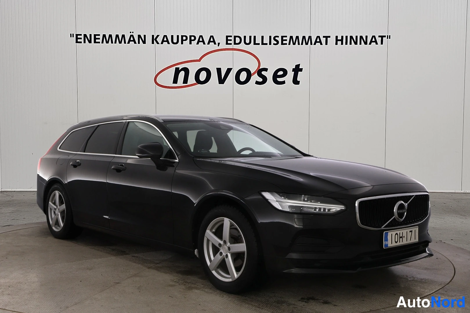 Musta Volvo V90 2018, etuviisto, keula oikealle, kuva 2