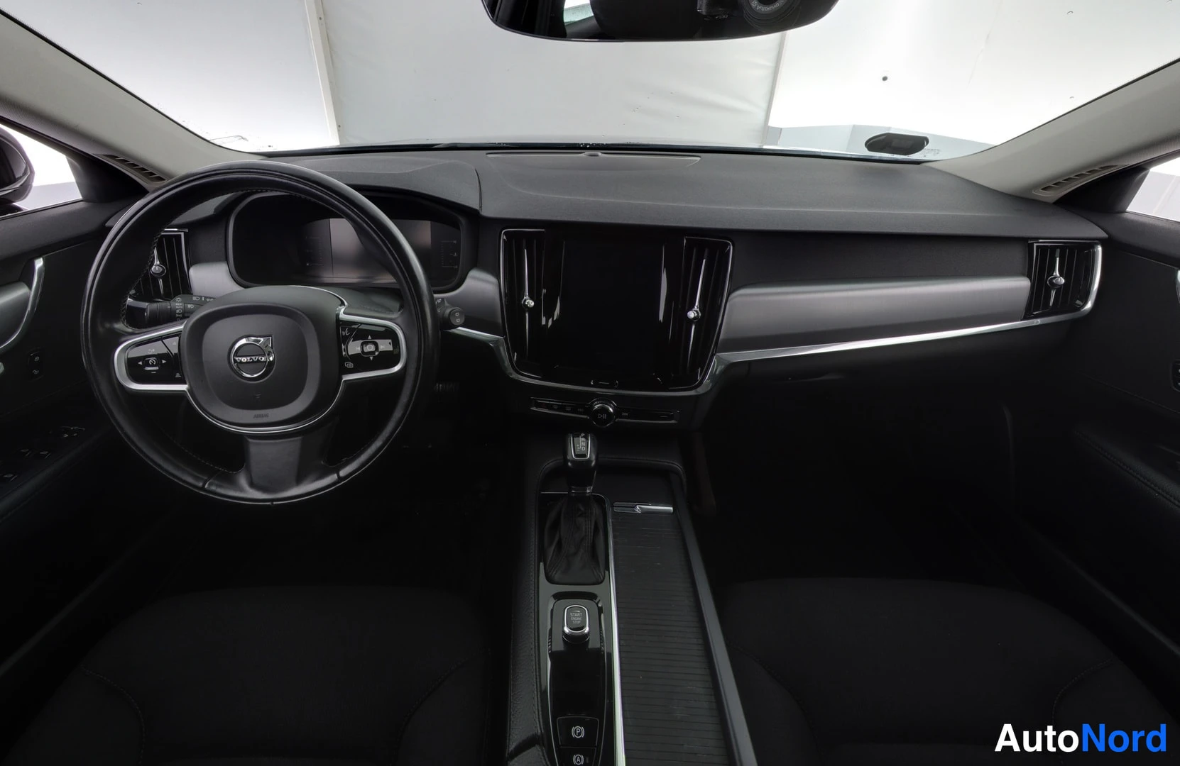 Musta Volvo V90 2018, ohjaamo, kuva 7