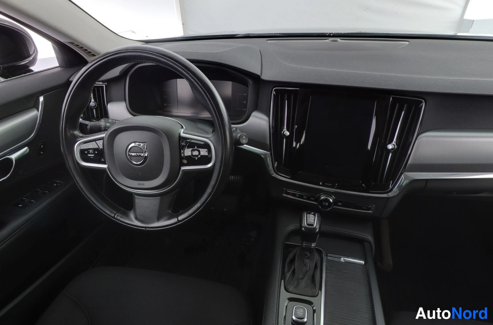 Musta Volvo V90 2018, ohjaamo, kuva 8