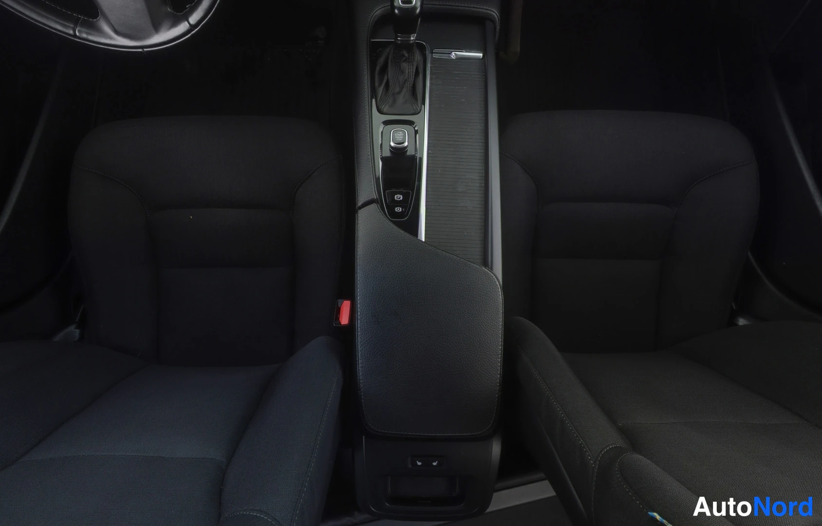 Musta Volvo V90 2018, etuistuimet, kuva 12
