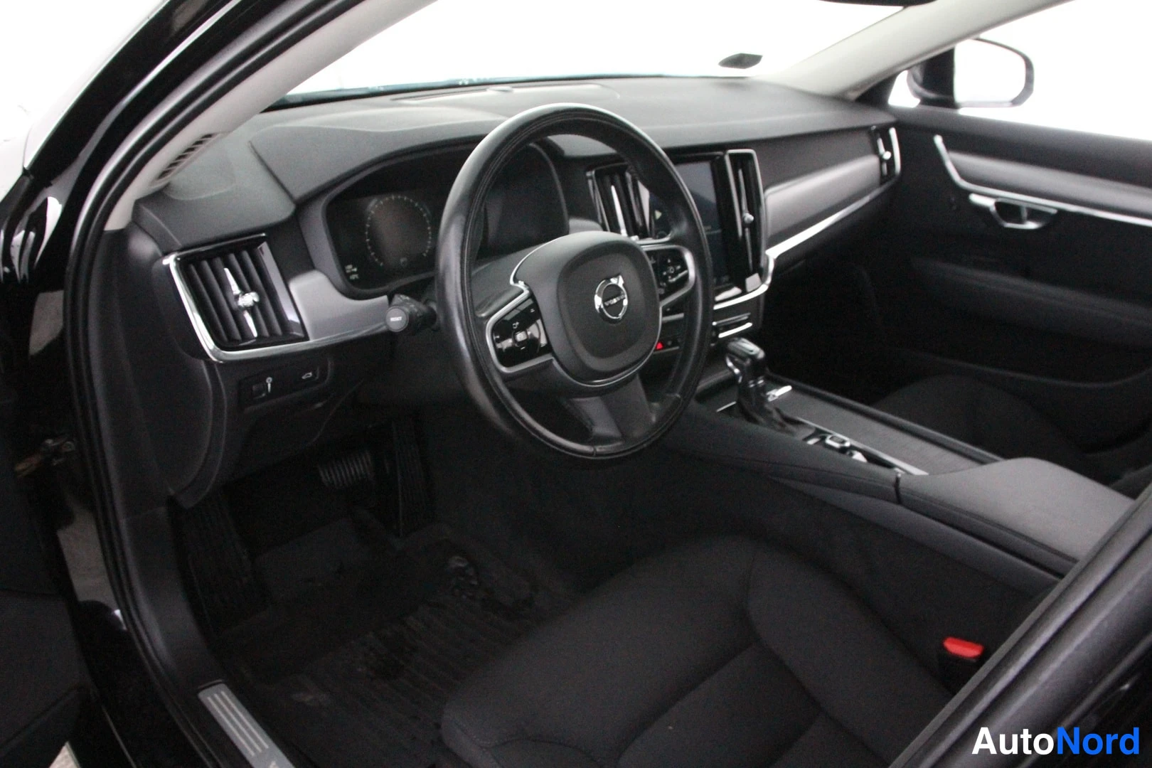 Musta Volvo V90 2018, ohjaamo, kuva 9