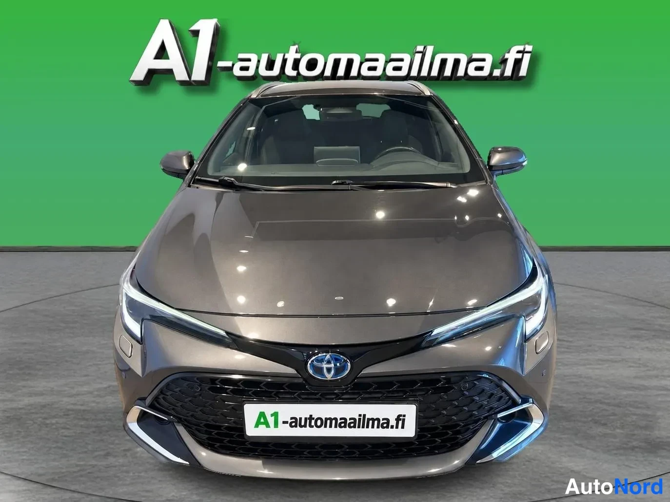 Harmaa Toyota Corolla Touring 2023, edestä, kuva 4
