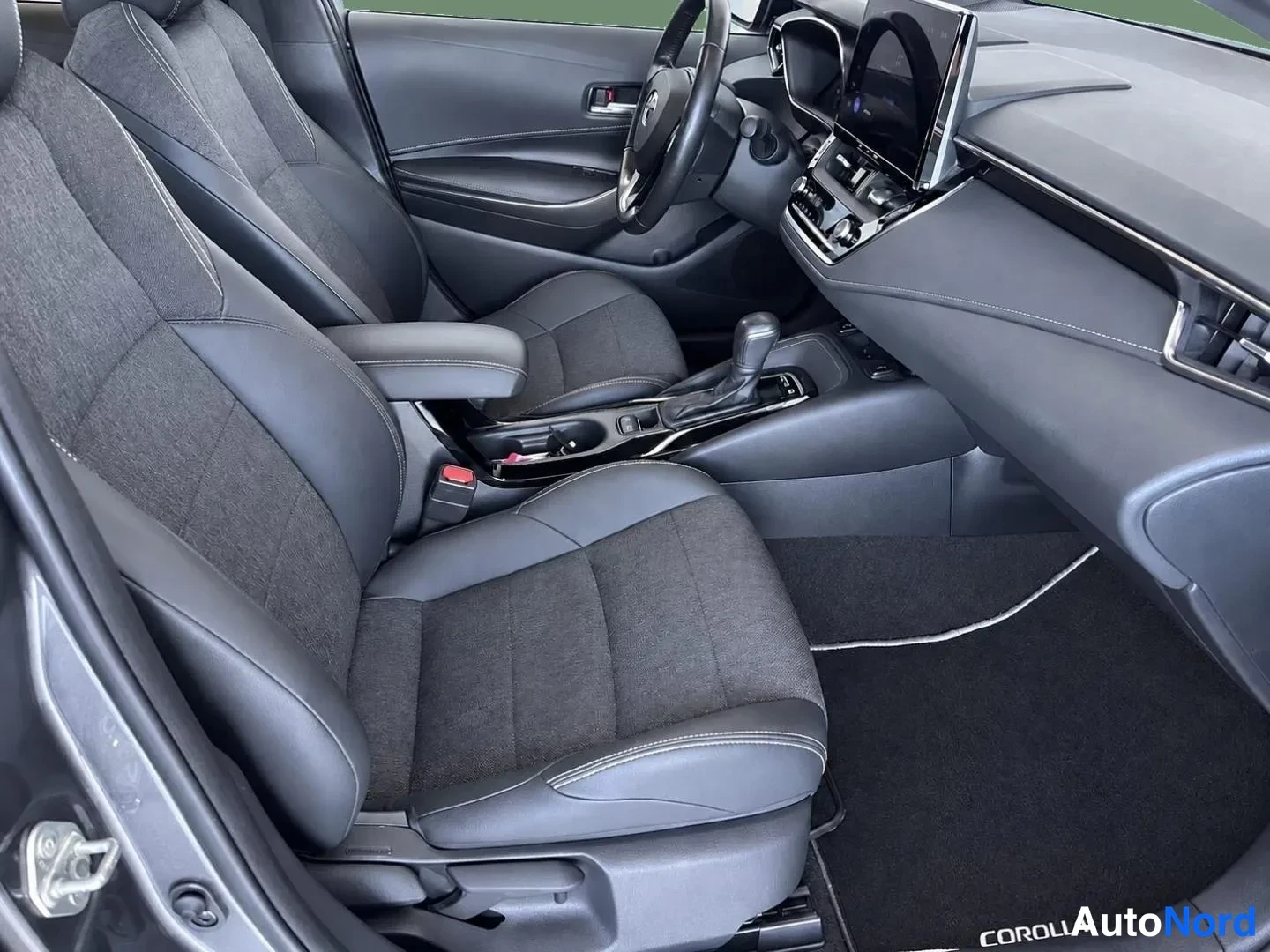 Harmaa Toyota Corolla Touring 2023, etuistuimet, kuva 11