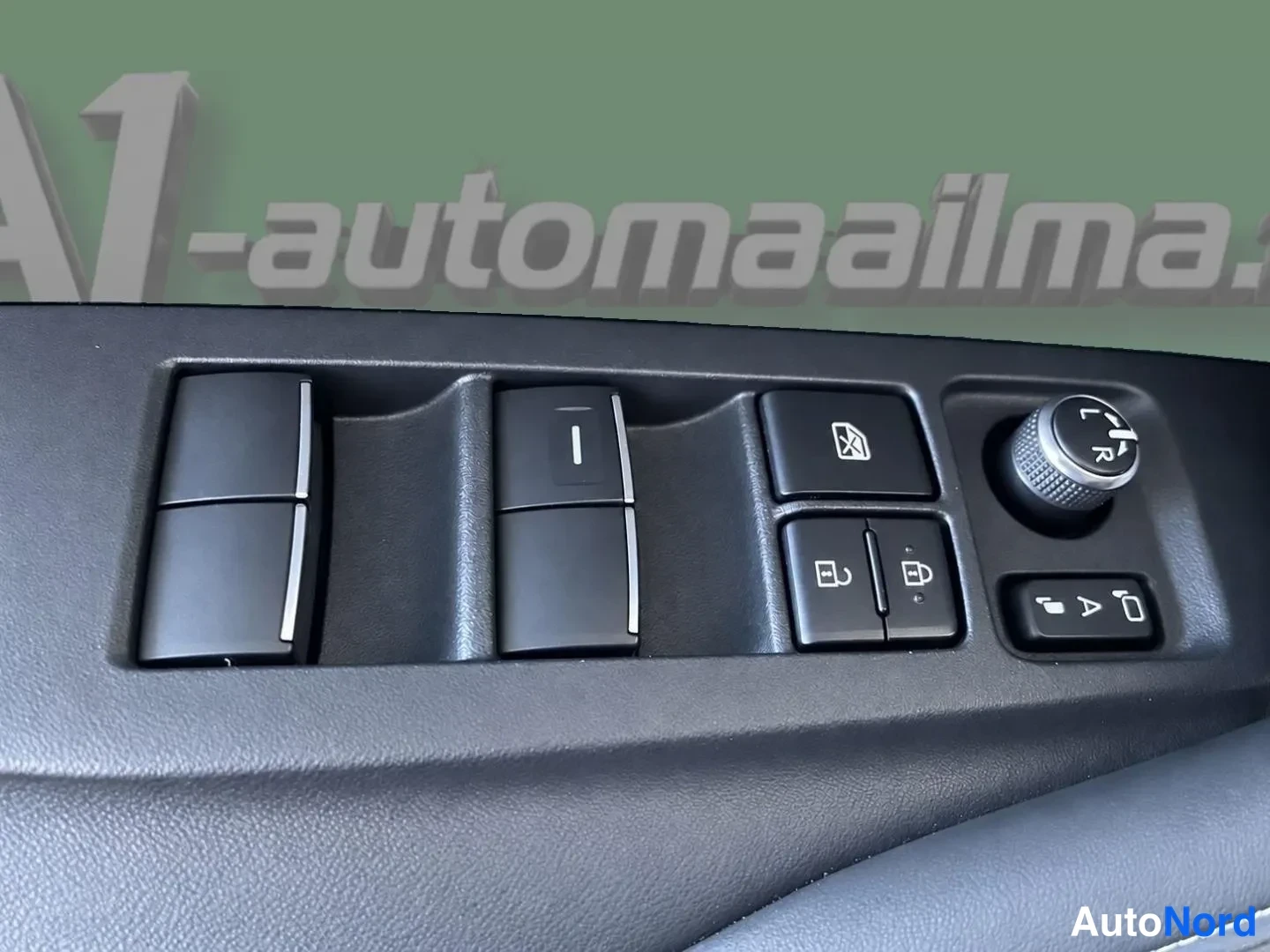 Harmaa Toyota Corolla Touring 2023, yksityiskohta, kuva 20
