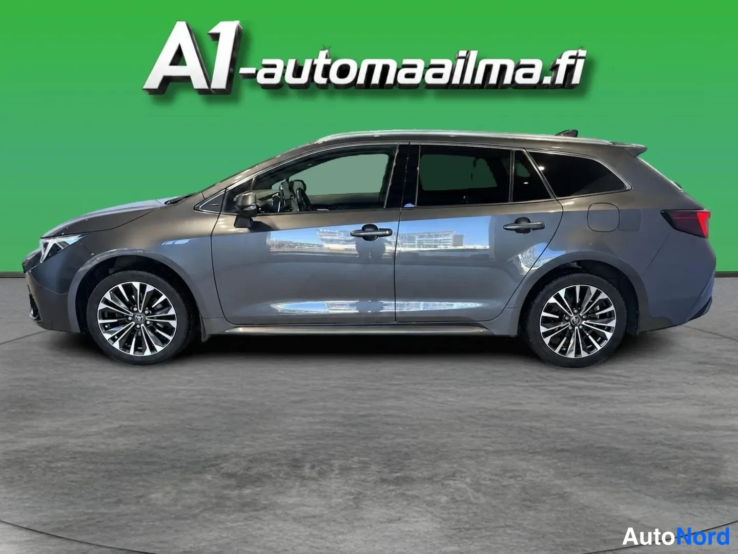 Harmaa Toyota Corolla Touring 2023, etuviisto, keula vasemmalle, kuva 2