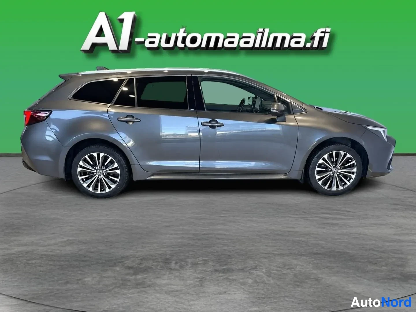 Harmaa Toyota Corolla Touring 2023, etuviisto, keula oikealle, kuva 3