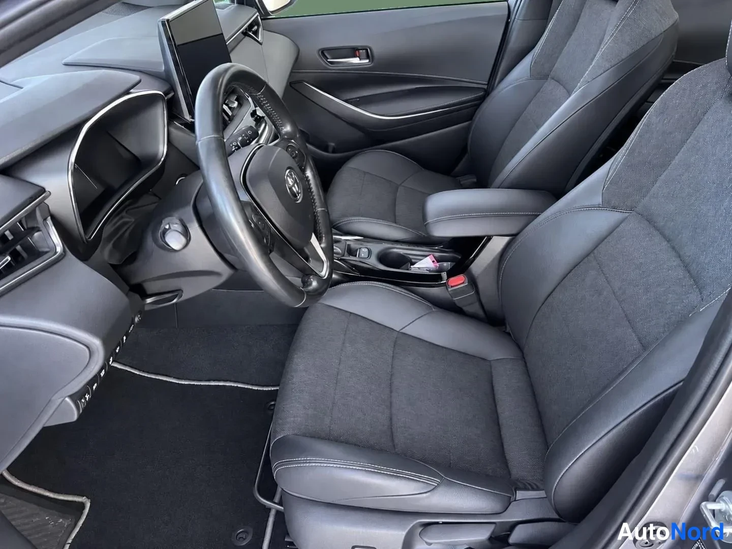 Harmaa Toyota Corolla Touring 2023, etuistuimet, kuva 10
