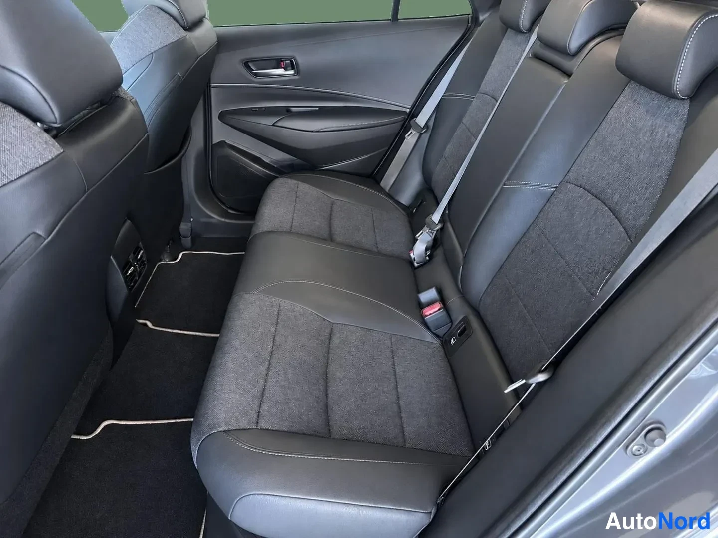 Harmaa Toyota Corolla Touring 2023, takaistuimet, kuva 12