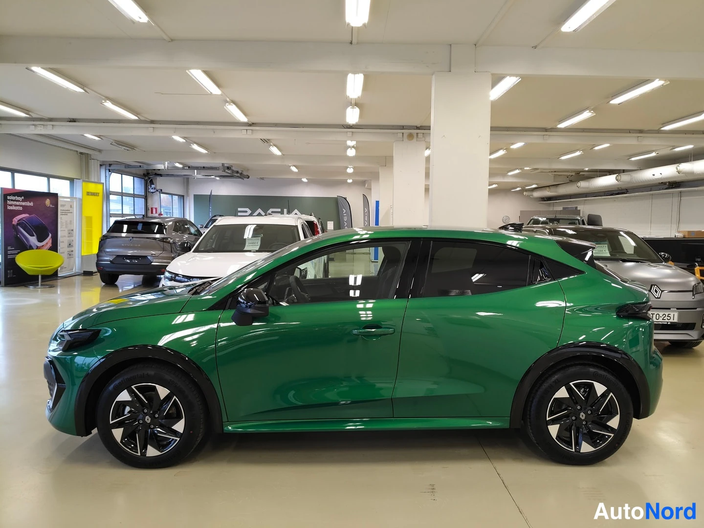 Vihreä Renault Clio 2026, sivulta, kuva 3