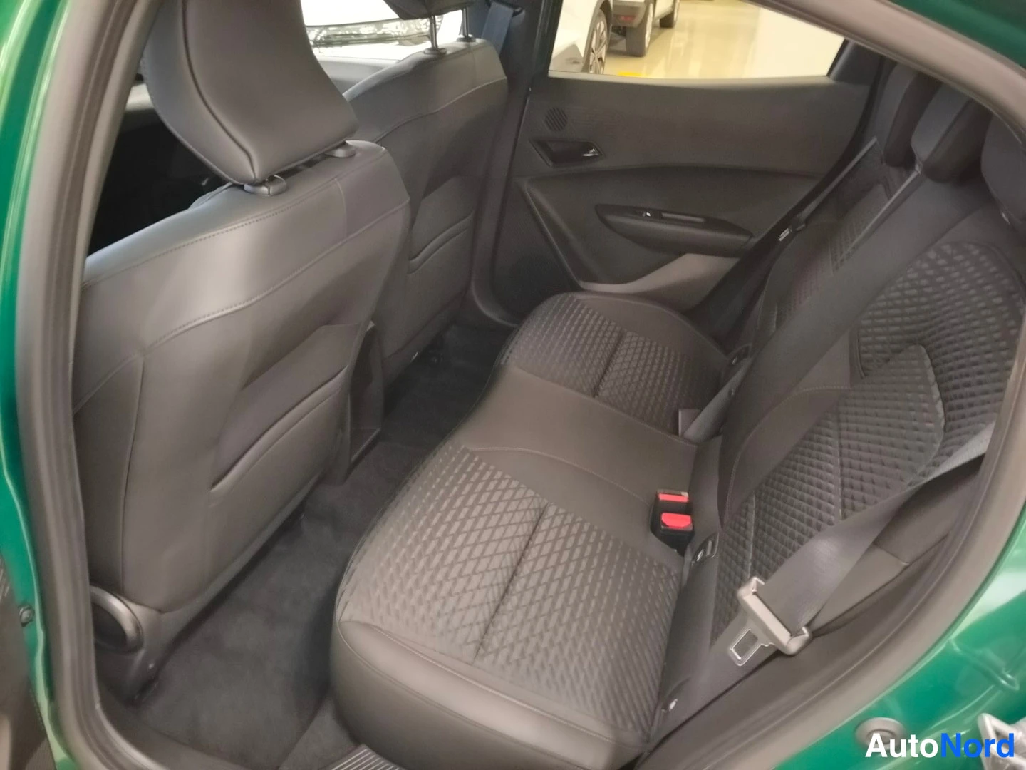 Vihreä Renault Clio 2026, takaistuimet, kuva 7