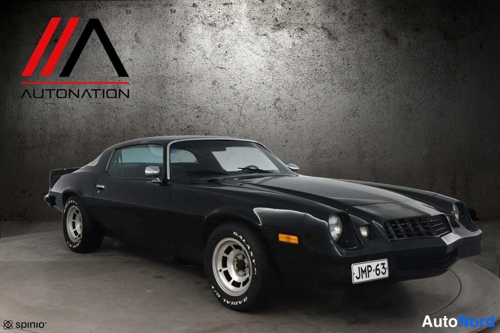 Musta Chevrolet Camaro 1976, etuviisto, keula oikealle, kuva 2