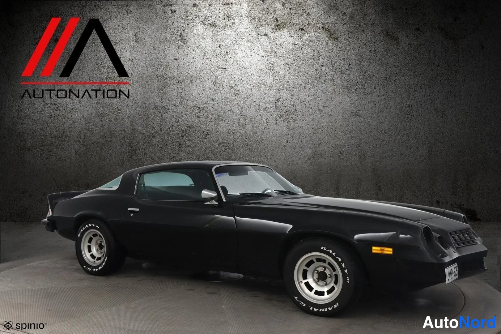 Musta Chevrolet Camaro 1976, etuviisto, keula oikealle, kuva 3