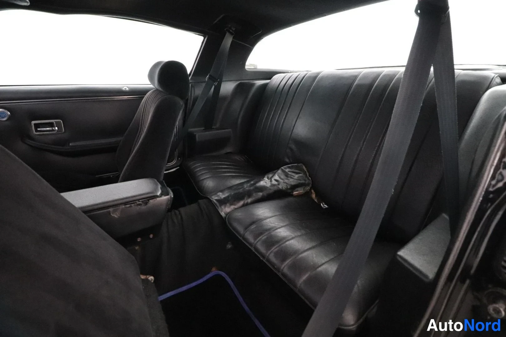 Musta Chevrolet Camaro 1976, takaistuimet, kuva 8