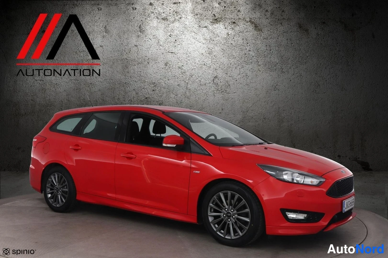 Punainen Ford Focus 2017, etuviisto, keula oikealle, kuva 3