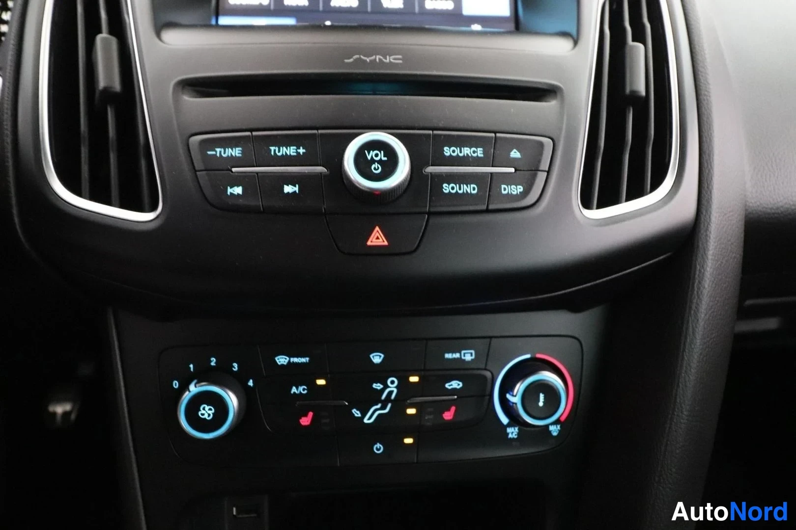 Punainen Ford Focus 2017, yksityiskohta, kuva 15