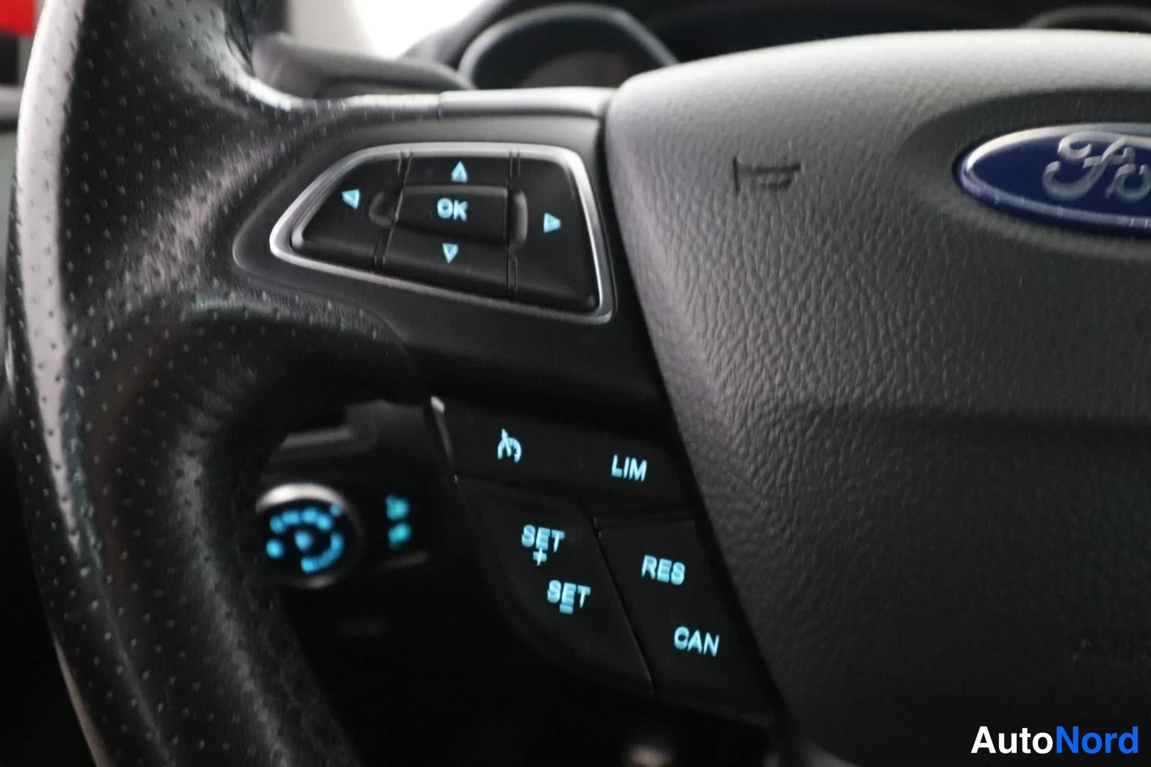 Punainen Ford Focus 2017, yksityiskohta, kuva 20