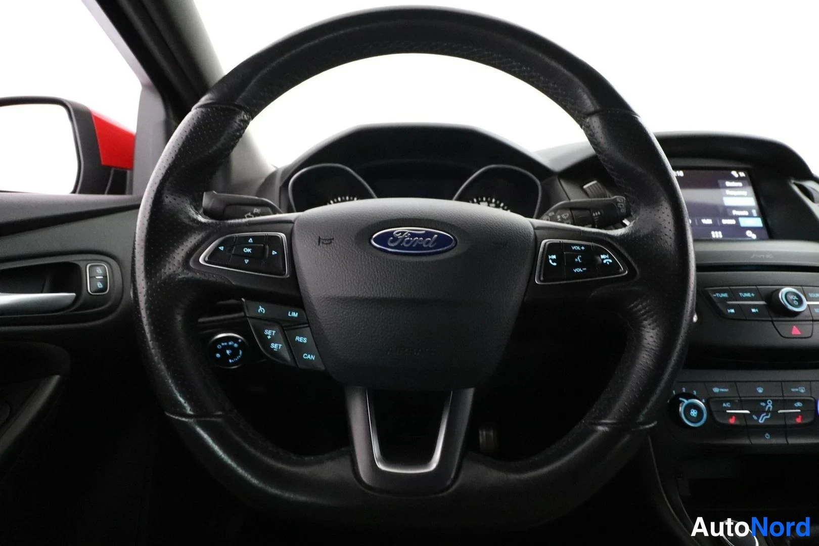 Punainen Ford Focus 2017, ohjaamo, kuva 10