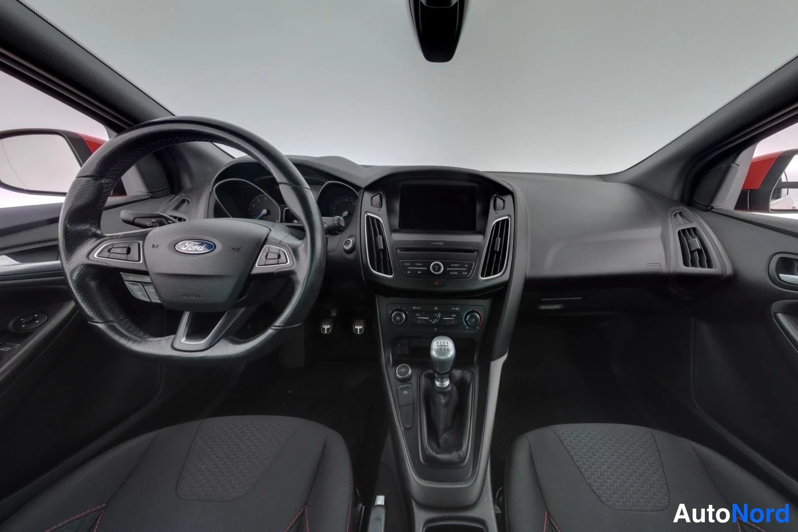 Punainen Ford Focus 2017, ohjaamo, kuva 7