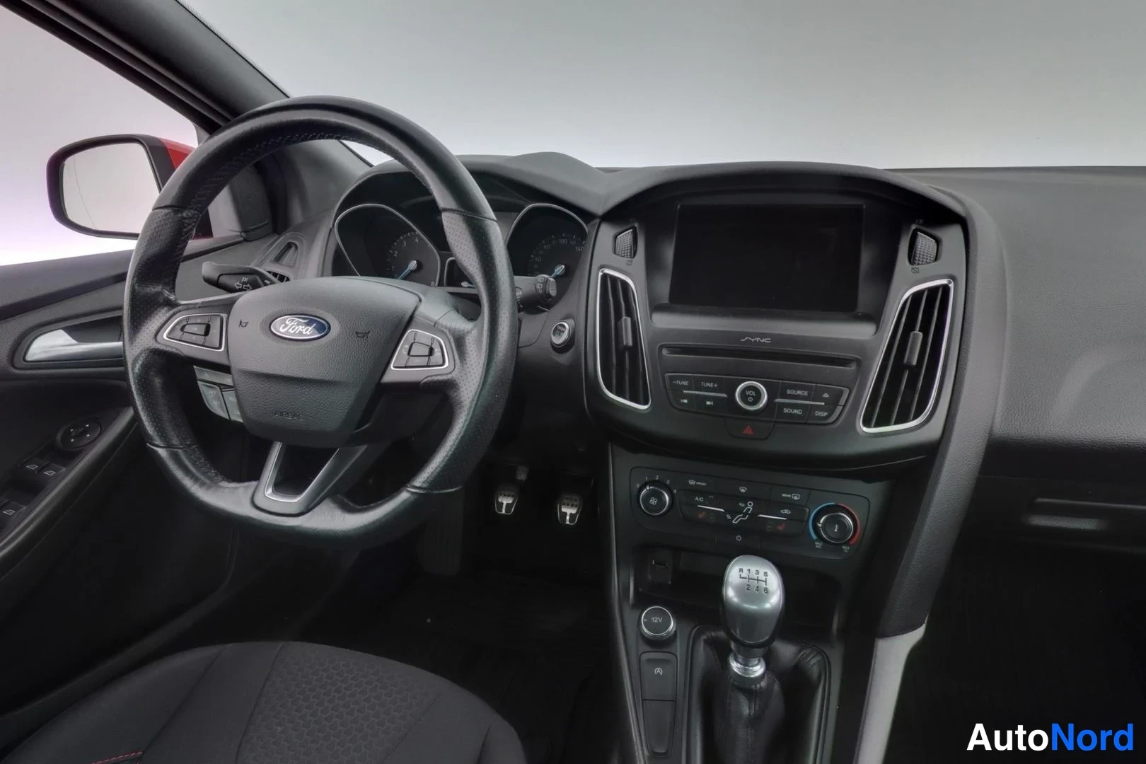 Punainen Ford Focus 2017, ohjaamo, kuva 8