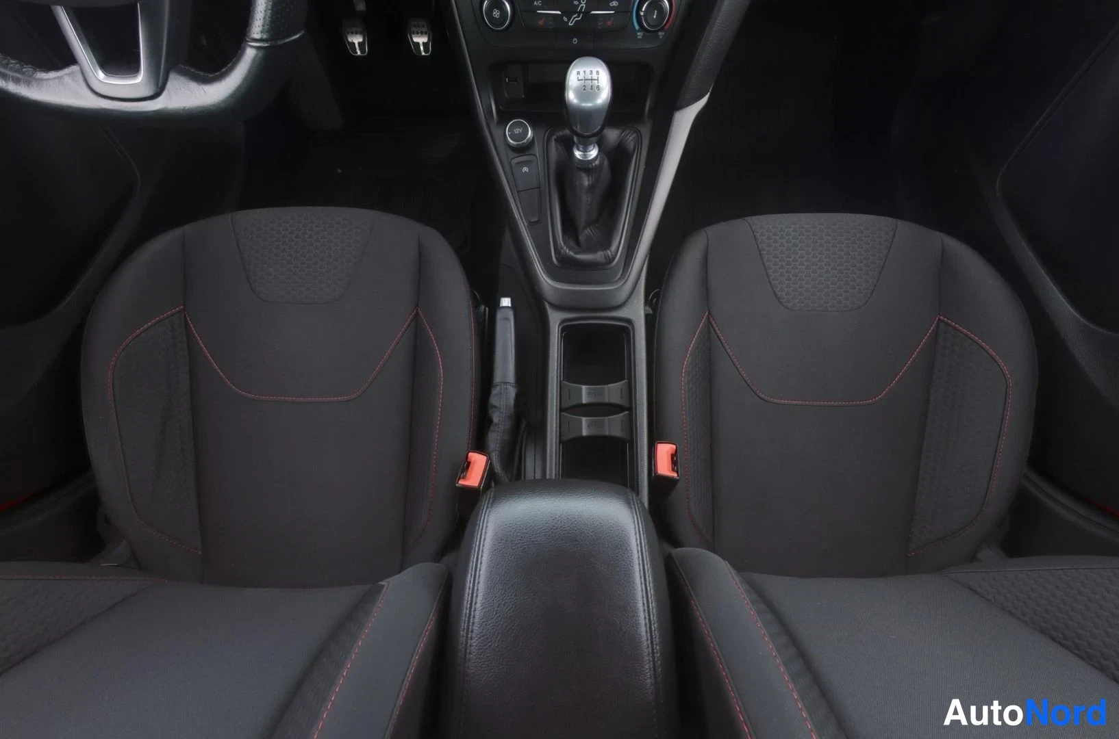 Punainen Ford Focus 2017, etuistuimet, kuva 11