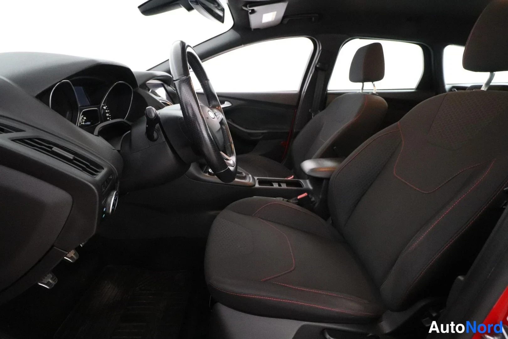 Punainen Ford Focus 2017, ohjaamo, kuva 9