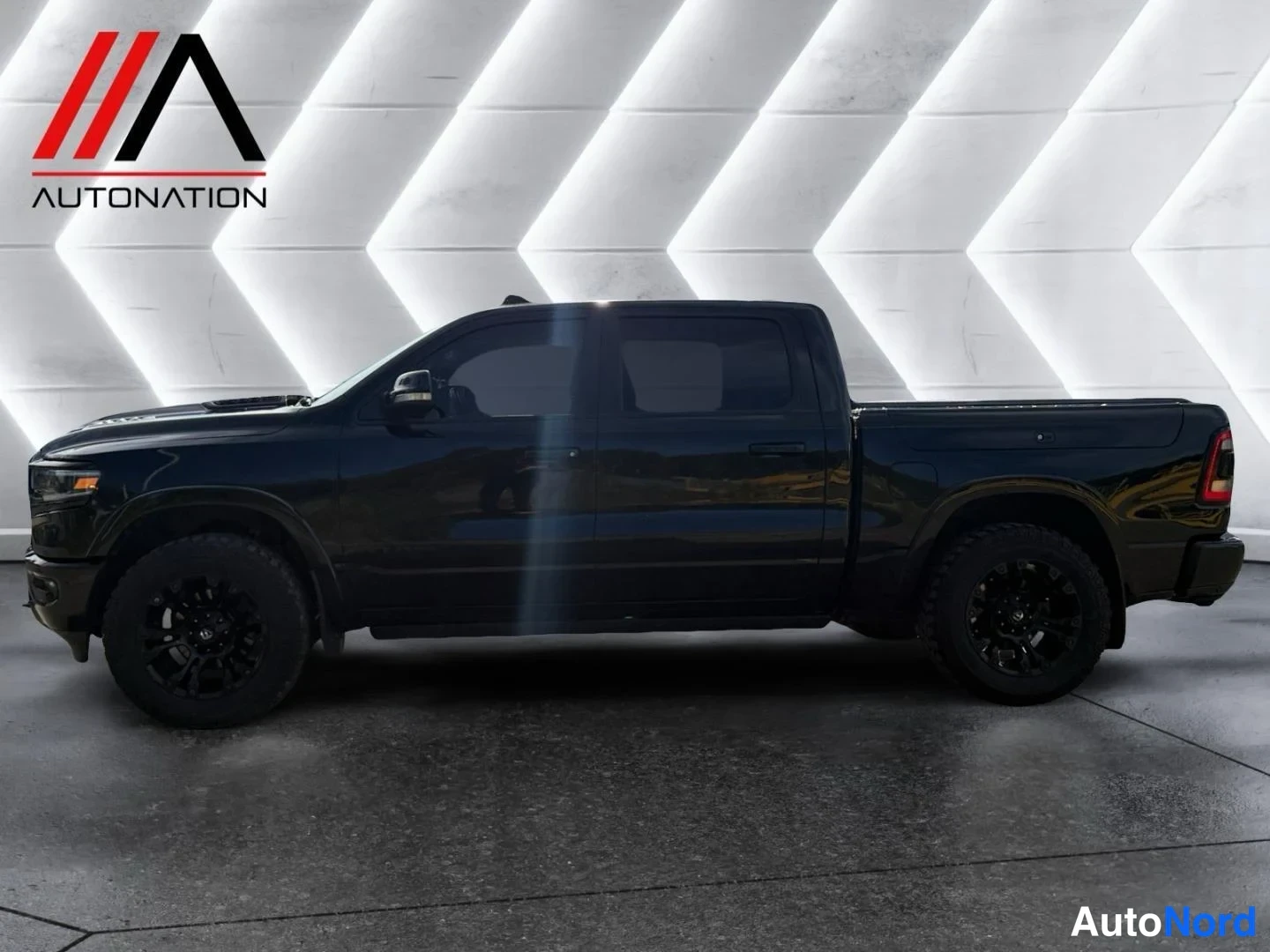 Musta Dodge Ram 2021, etuviisto, keula vasemmalle, kuva 2