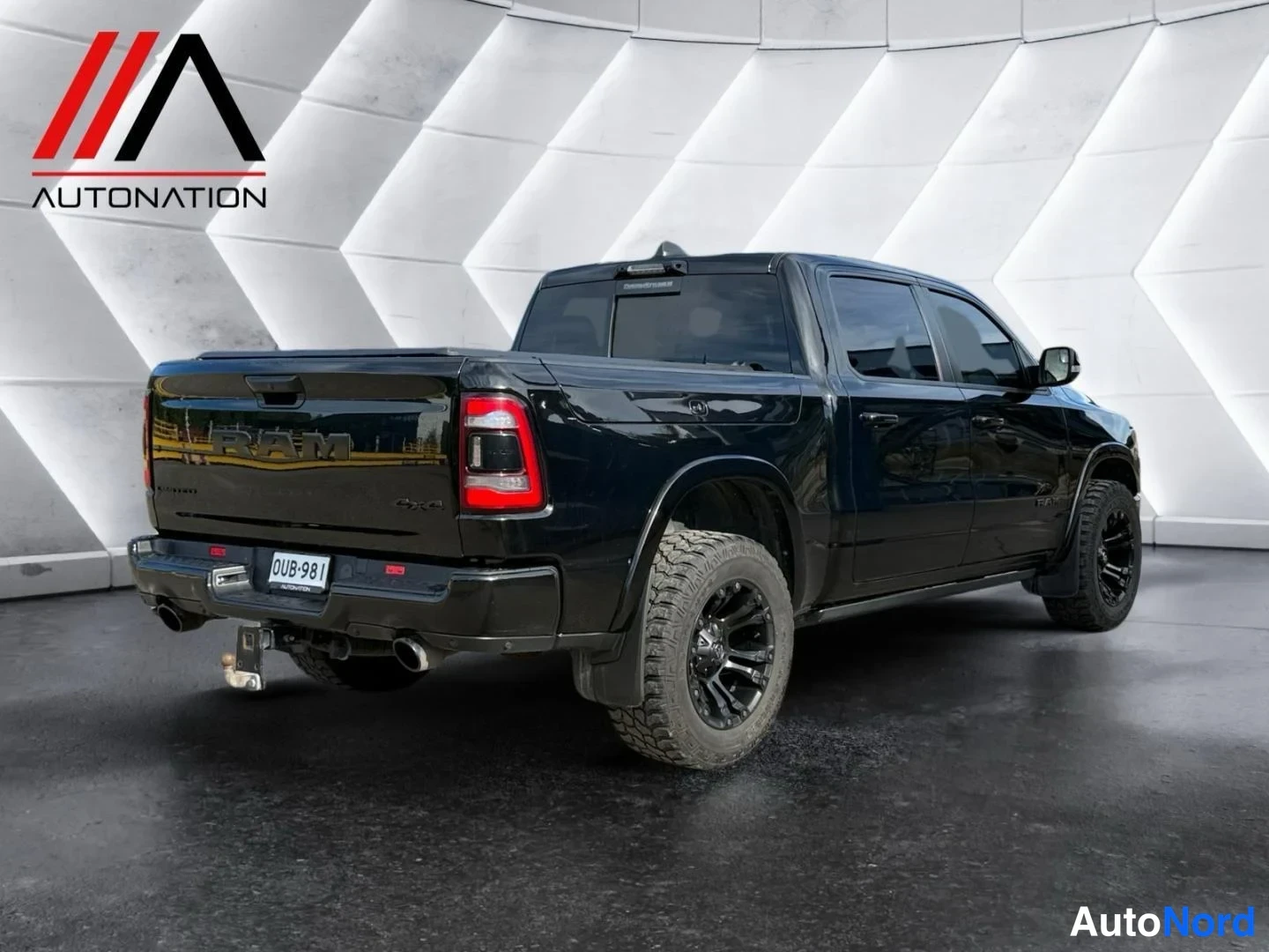 Musta Dodge Ram 2021, takaviisto, kuva 7