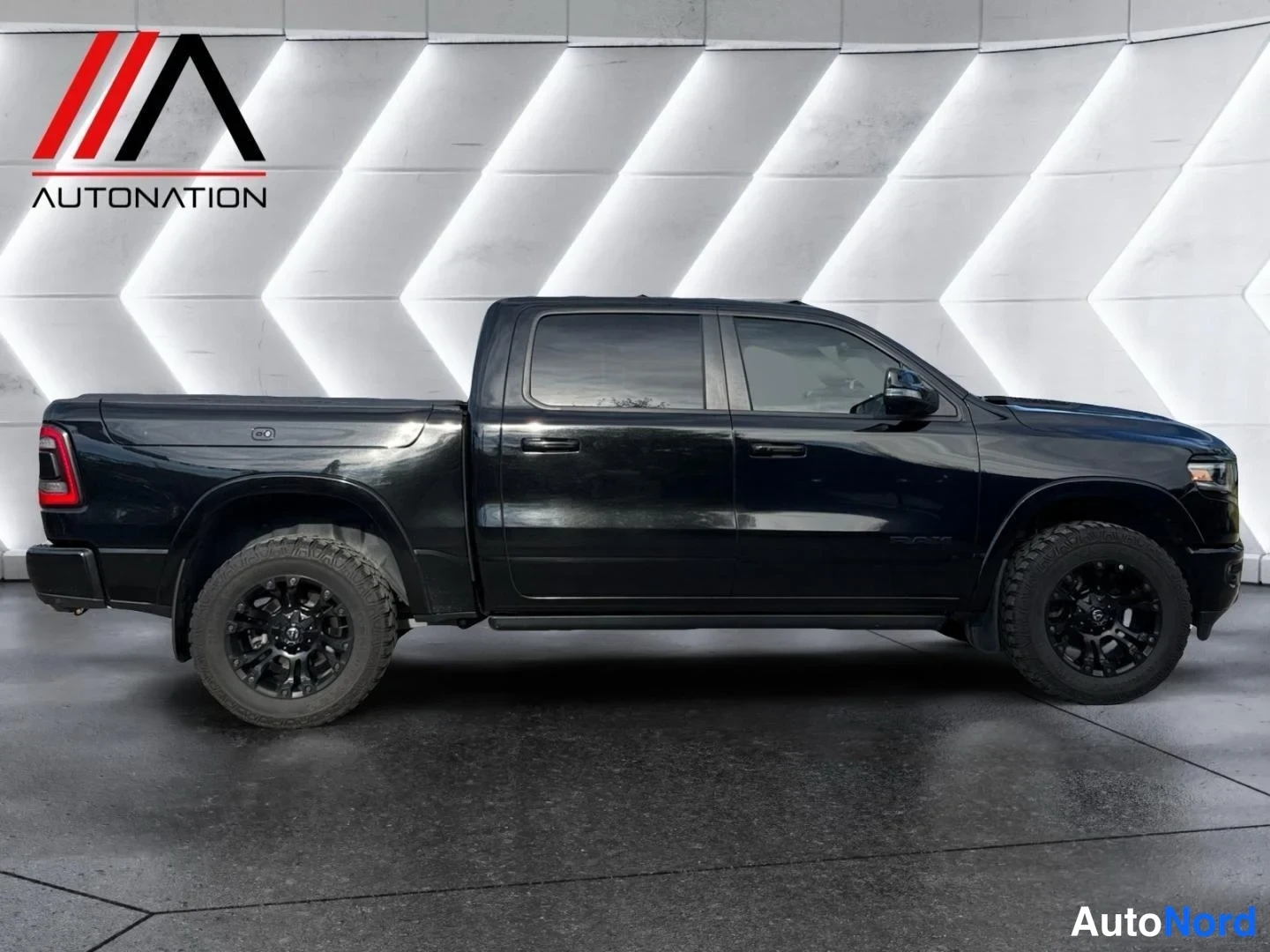 Musta Dodge Ram 2021, etuviisto, keula oikealle, kuva 3