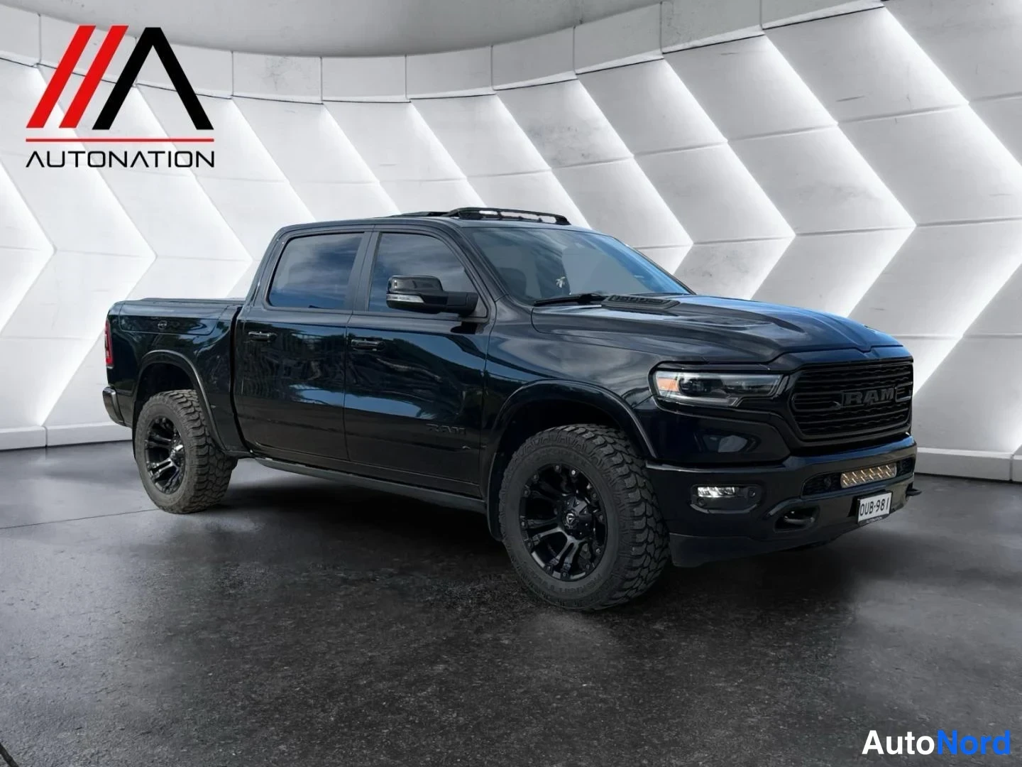 Musta Dodge Ram 2021, etuviisto, keula oikealle, kuva 4