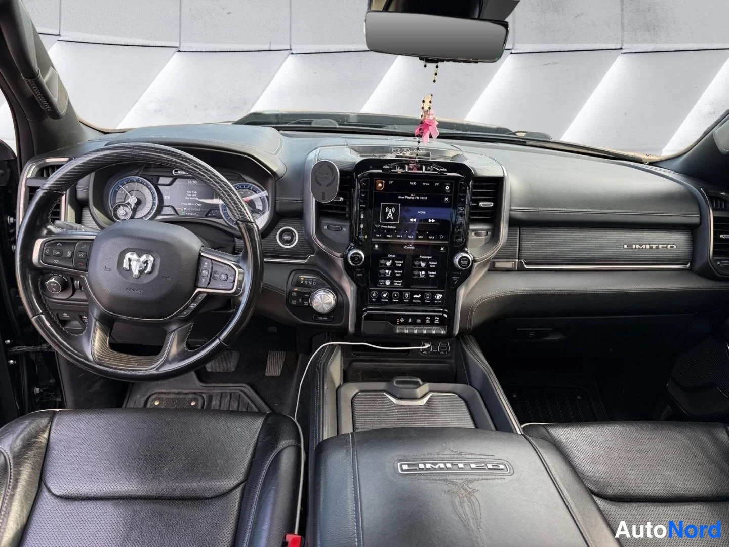 Musta Dodge Ram 2021, ohjaamo, kuva 9
